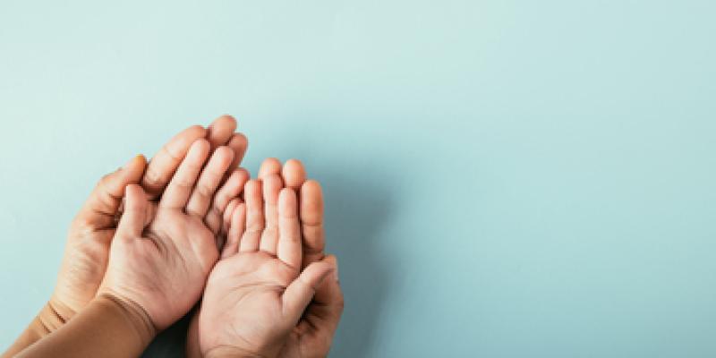 Imagen de manos/envatoelements Andalucía sufre la pobreza infantil