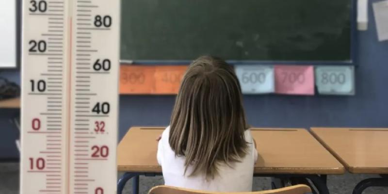 Climatización en colegios - Foto: E. C. Un termómetro marca la temperatura en el aula de un centro educativo de Sevilla.