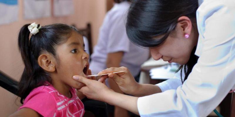 Imagen de una niña y una médica/ATB Digital Millones de niñas y mujeres sufren anemia debido a los problemas de hambre