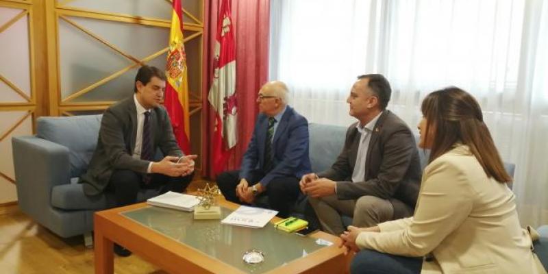 Ángel Ibáñez (izda) se reúne con los representantes de Cermi. Foto: JCYL.