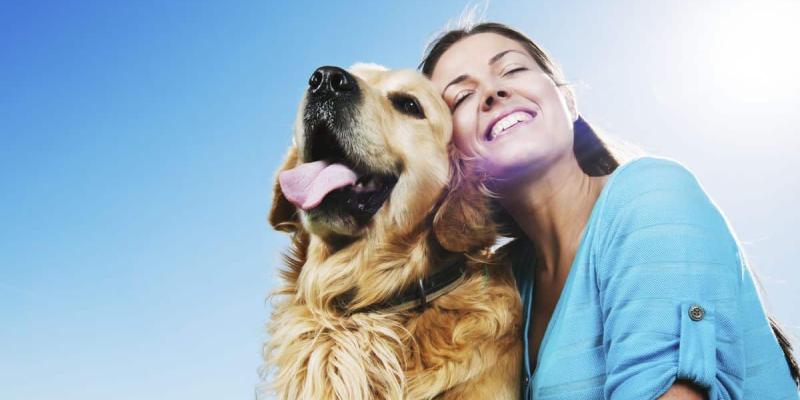 Imagen de una mujer con su perro/El Confidencial La mayoría de los españoles convive con mascotas