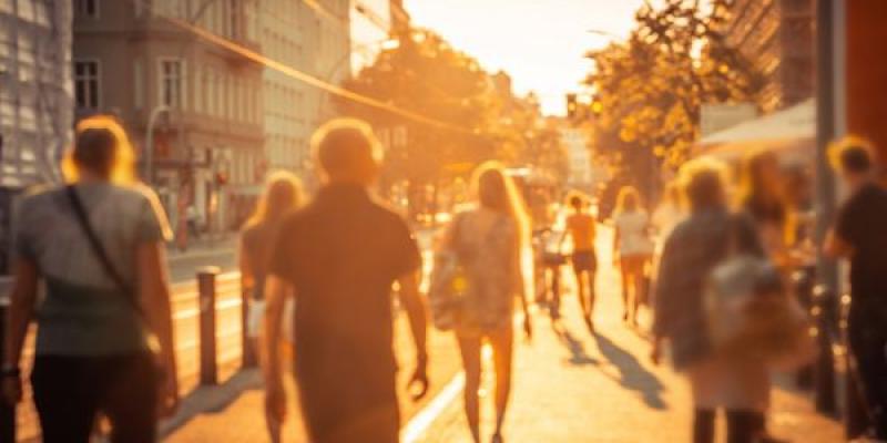 Personas caminando durante una jornada calurosa 