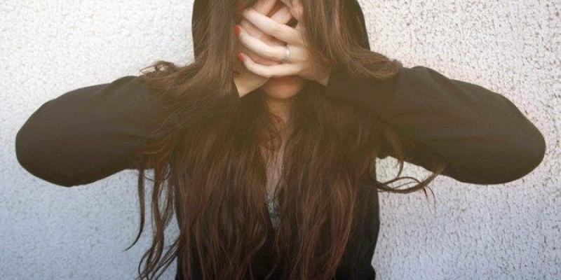 Ansiedad entre chicas adolescentes por la pandemia del coronavirus Chica adolescente tapándose la cara
