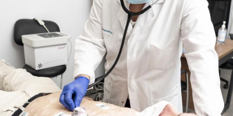 Un médico proporcionando antibióticos | Foto de Jorge Villa Un médico atiende a un paciente con covid-19