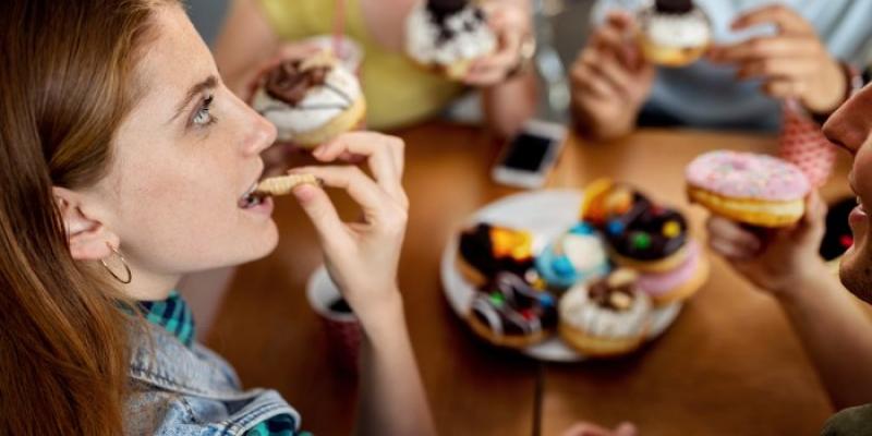 Antojos de comida - Foto: Envato Elements Mujer comiendo dulces