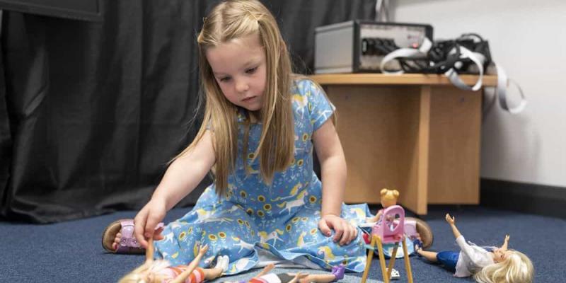Imagen de una niña jugando a las muñecas/Salamanca 24 horas Los anuncios de juguetes no podrán sexualizar a las niñas