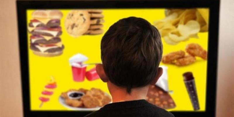 Anuncios alimentación no saludable Imagen de archivo de un niño contemplando un menú de productos no saludables.EP