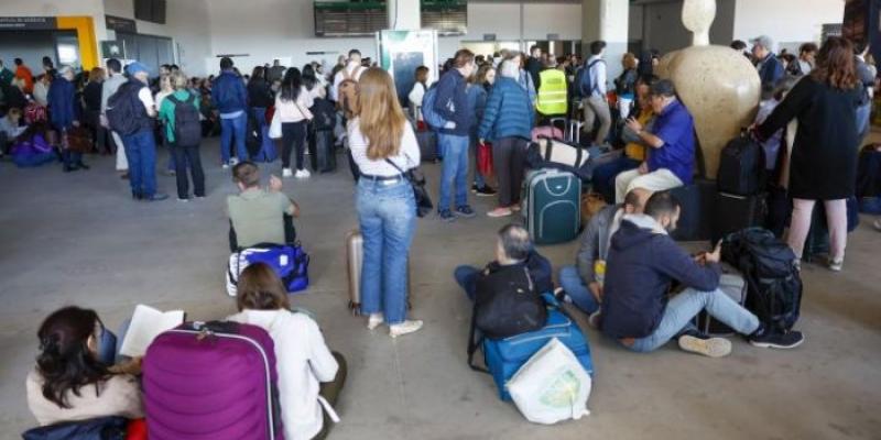 Apagón masivo - Foto:Juan Carlos Hidalgo Personas aguardan en la estación de tren de Chamartín