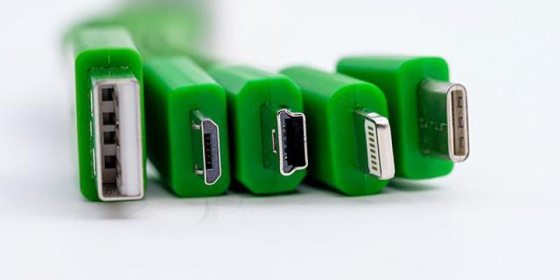 Los cables de aparatos electrónicos se reducirán - Pixabay Distintos adaptadores para cables de aparatos electrónicos