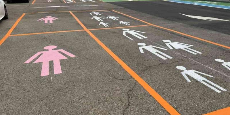 Imagen de una plaza de aparcamiento para mujer/La Razón Polémica en plazas de aparcamiento de mujeres