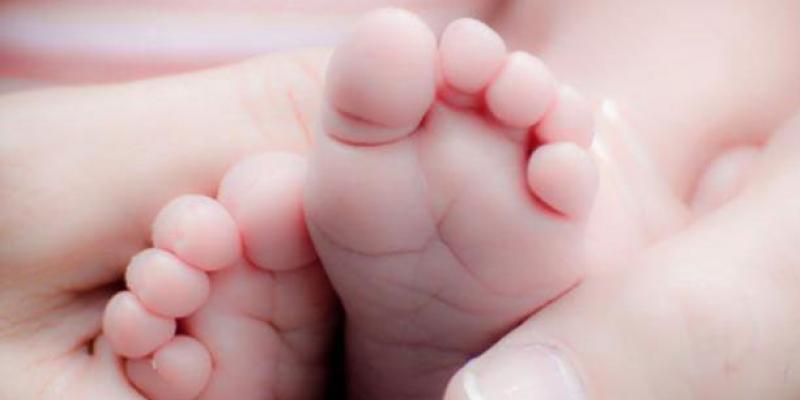 Imagen de los pies de un bebé/El Comercio Italia dice adiós a la asignación automática del apellido paterno para los hijos