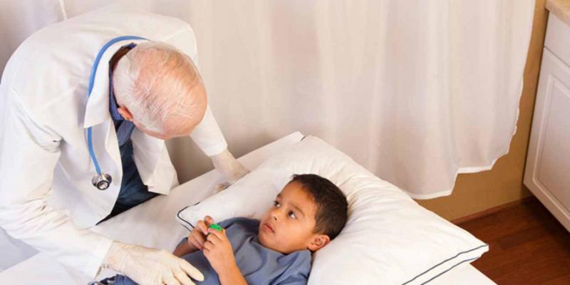 La apendicitis / Salud Mapfre Doctor atendiendo a niño con dolor abdominal