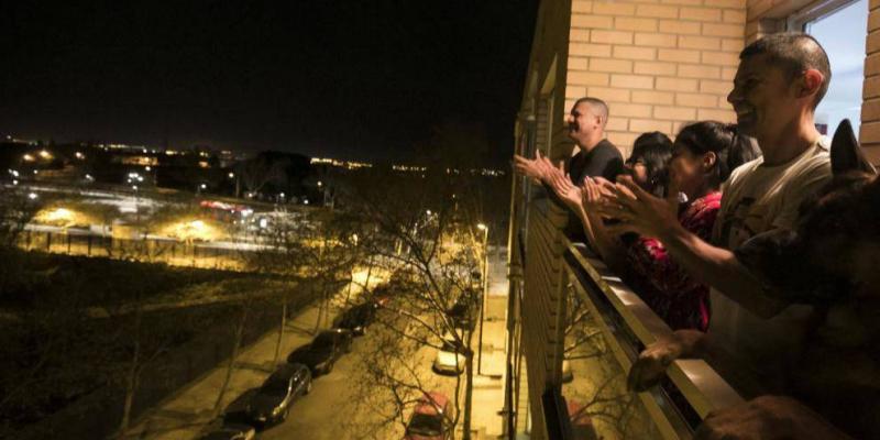 Día de la Felicidad, la imagen de los aplausos a las 20 horas/El Correo de Madrid En el día de la Felicidad , la imagen de los aplausos a las 20 horas/El Correo de Madrid