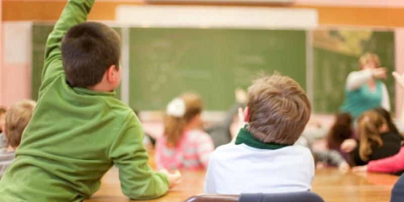 Imagen de niños en un aula/PedirAyudas ¿Qué se considera alumnado con necesidad específica de apoyo educativo?