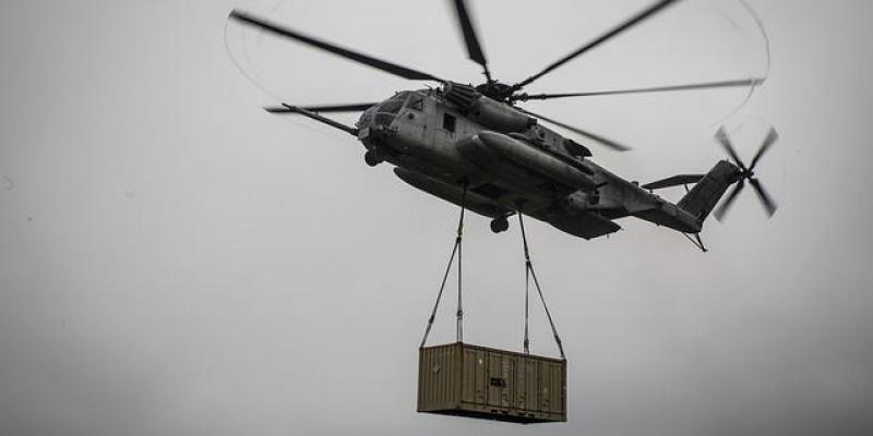 Un helicóptero del ejército transporta un contenedor con ayuda