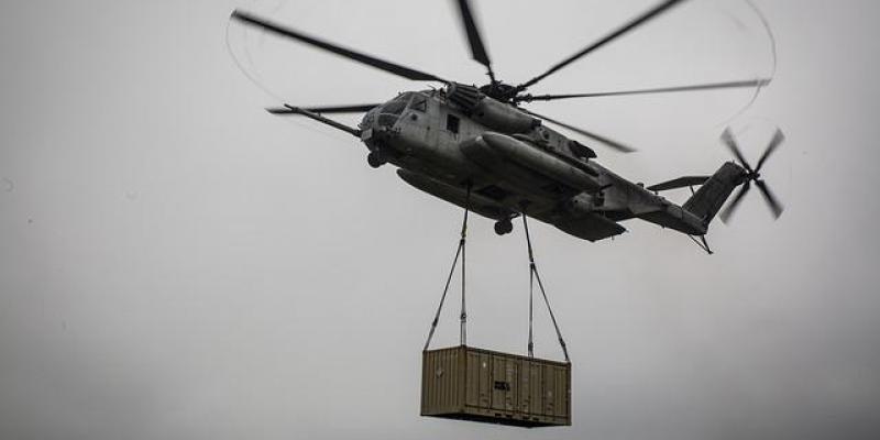 Envío de apoyo militar - Pixabay Un helicóptero del ejército transporta un contenedor con ayuda