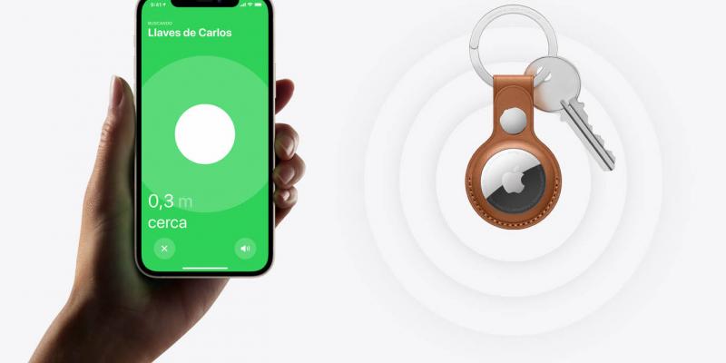Imagen comercial que muestra un dispositivo Airtag siendo detectado por un teléfono móvil