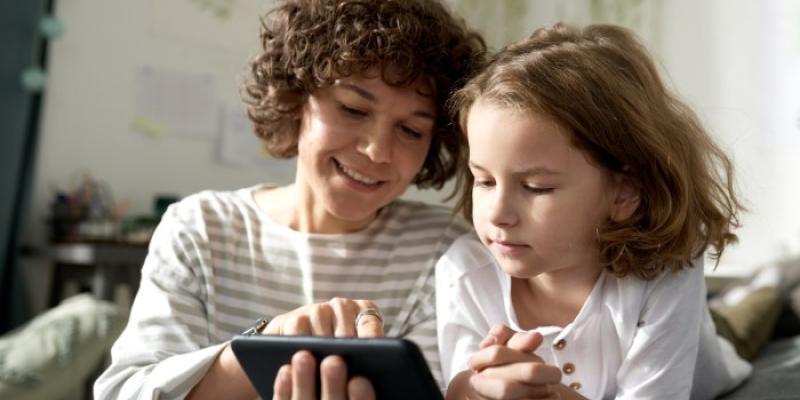 Control parental - Envato Elements Madre enseñando el móvil a su hija
