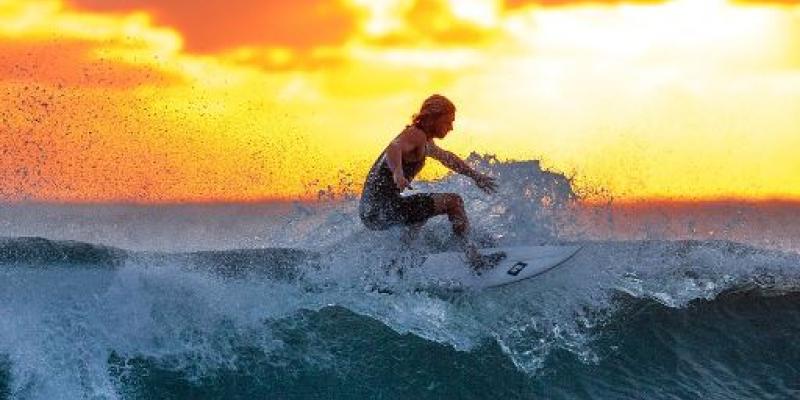 Chico haciendo surf