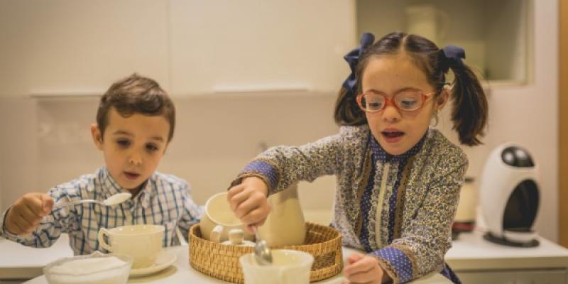 Niños con Síndrome de Down comiendo Aprendo a comer, imagen del Colegio de Logopedas de Madrid