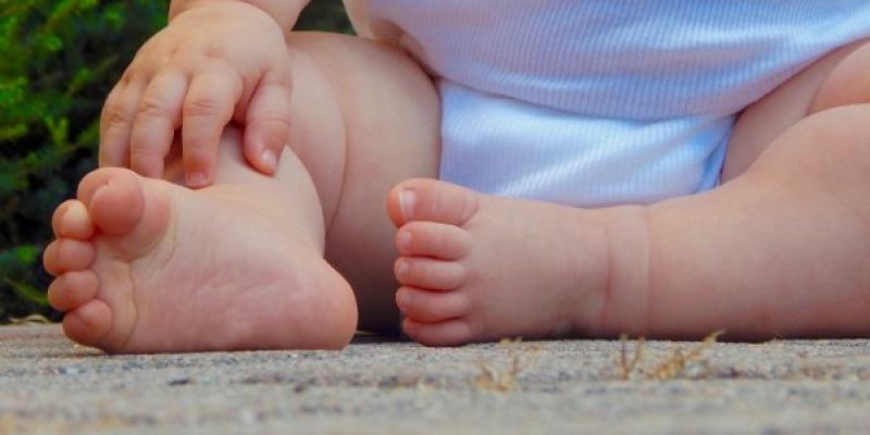 La importancia de que los bebés aprendan a sentarse solos Pies y manos de un bebé