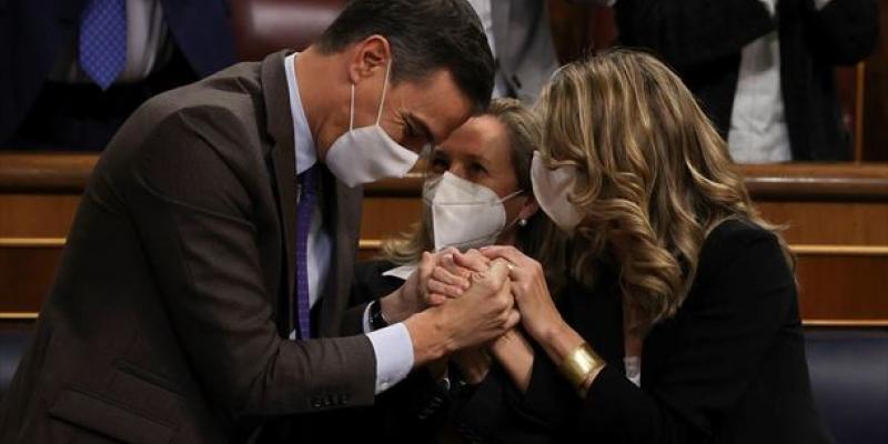 Imagen del presidente del Gobierno Pedro Sánchez, la vicepresidenta Calviño y la vicepresidenta segunda Yolanda Díaz/EITB El Gobierno aprueba la reforma laboral gracias a un voto de diferencia