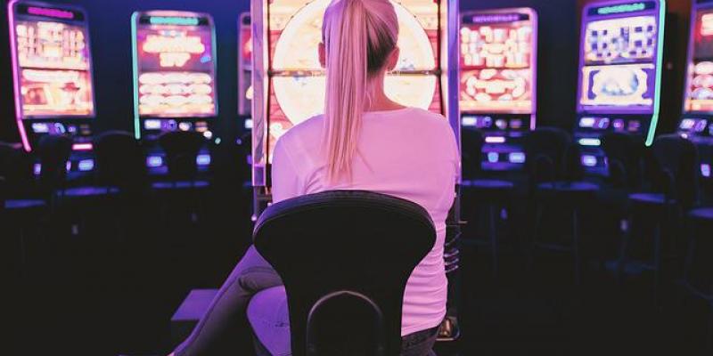 La ludopatía entre los jóvenes crece - Pixabay Una joven sentada delante de una tragaperras