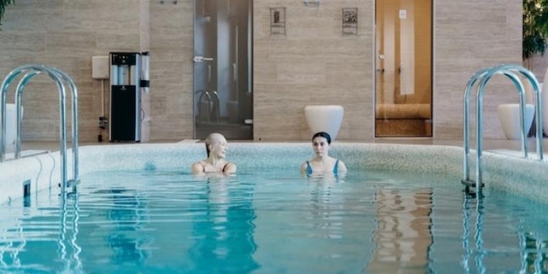 Imagen de dos personas en una piscina/Archivo Beneficios del aquagym
