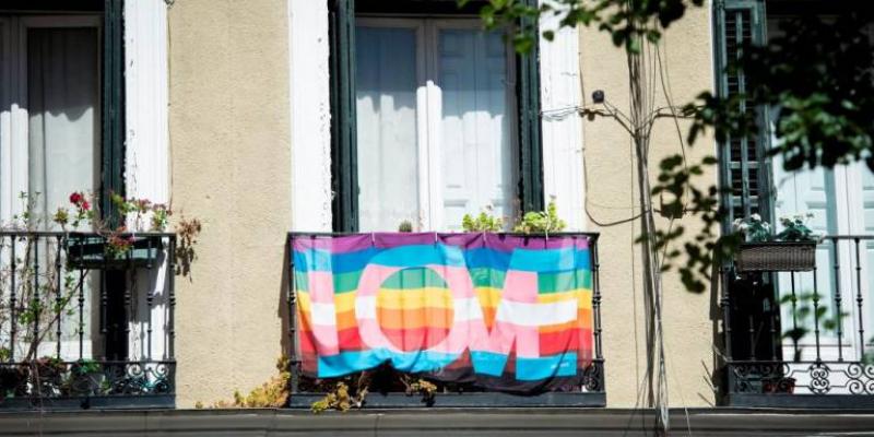 Balcones con el arco iris para conmemorar el día del orgullo 2020 