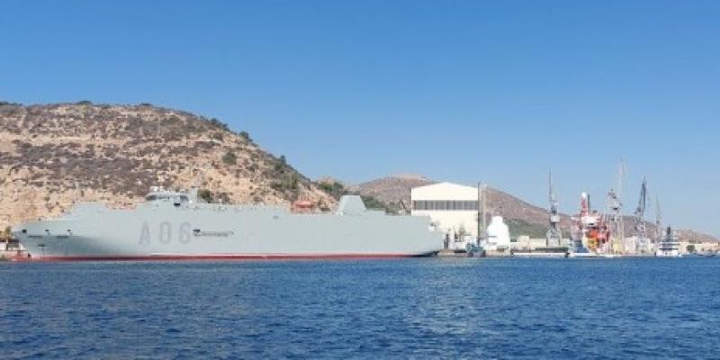 Un barco de la Armada de España atracado en el Puerto de Cartagena