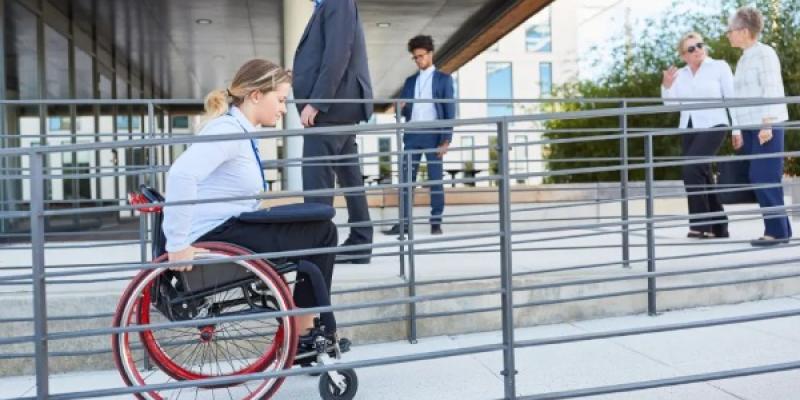 Una mujer en silla de ruedas / Getty Images Una mujer en silla de ruedas.