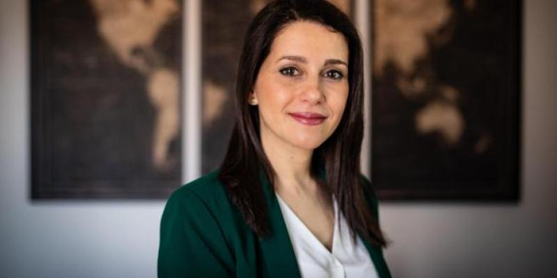 Arrimadas pacta con el Gobierno una prórroga de 15 días/20 Minutos. Inés arrimadas, melena morena, camisa blanca y chaqueta gris