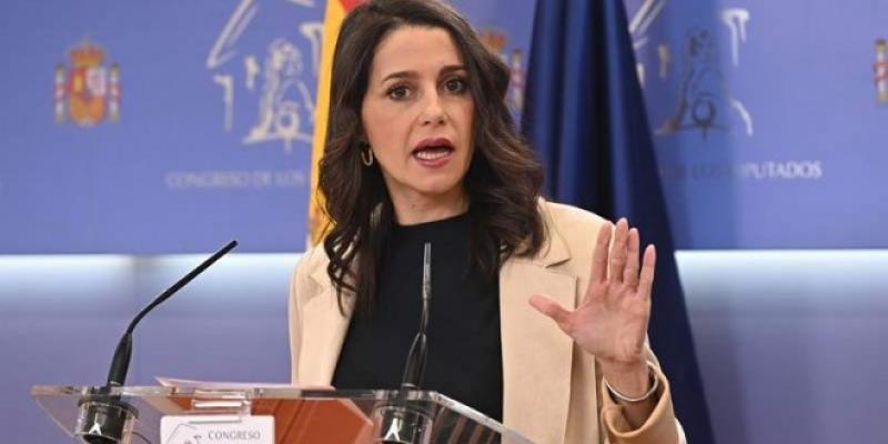 Inés Arrimadas trata de convencer sin éxito a los varones socialistas.