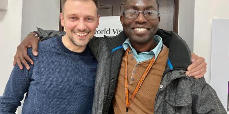 Historia y fotos de Cecil Laguardia, directora de comunicaciones de World Vision Ucrania. El director de área de Chernivtsi, Artem Sedin, trabajando con el director de acceso de seguridad, Terry van Dillen.