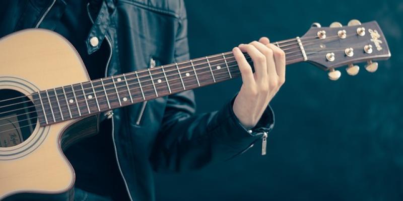 Imagen de un guitarrista/Pixabay Los artistas españoles sufren de pobreza