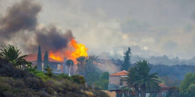 La erupción volcánica llevándose por delante varias casas