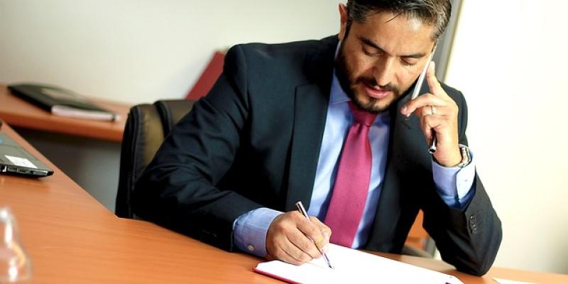 Imagen sobre asesoría jurídica / Pixabay Abogado hablando por teléfono con un cliente