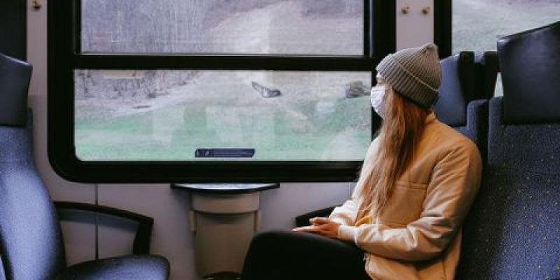 Mujer con mascarilla en un tren / PEXELS