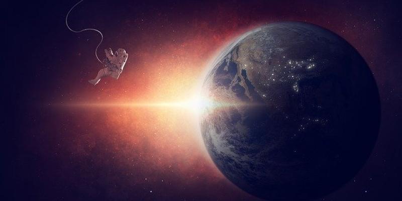 Que pasa si un astronauta se quita el traje en marte? Astronauta flotando en el espacio con el planeta tierra de fondo