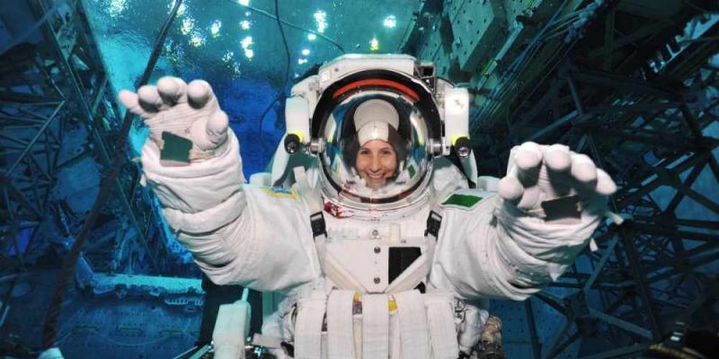 La italiana Samantha Cristoforetti, que viajará por segunda vez al espacio en 2022, se entrena en una piscina. 