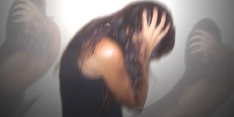 La pandemia dispara los ataques de ansiedad y pánico. Mujer sufriendo ataques de ansiedad y pánico