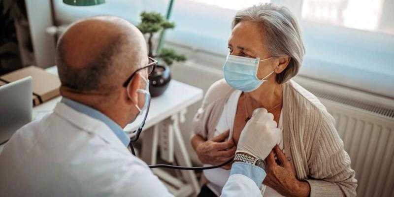 Imagen de un médico con una paciente/Infosalus Los expertos piden mayor perspectiva de género en los ensayos clínicos