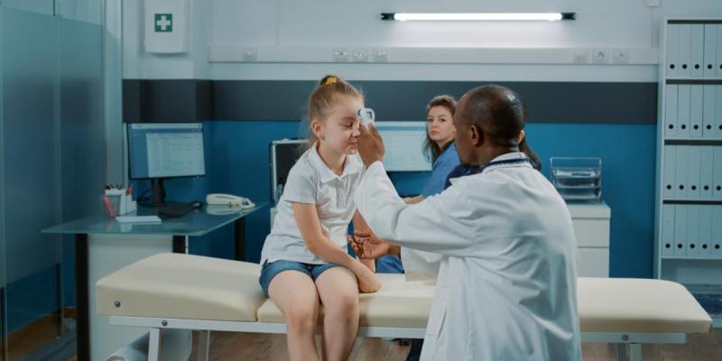 Imagen de un médico atendiendo a un niño/La Vanguardia Atención sanitaria mejorable e inclusiva