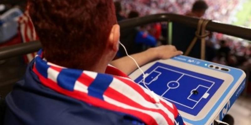 Atlético de Madrid | Foto de Telefónica Aficionado con discapacidad visual siguiendo un partido en el Metropolitano