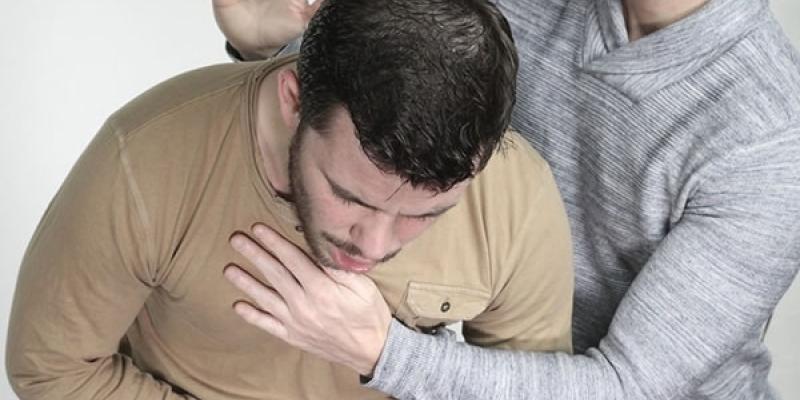 Imagen de una persona sufriendo un atragantamiento/Cinfasalud Cómo actuar en un atragantamiento