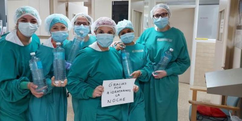 AUARA por los que más lo necesitan/ AUARA Personal sanitario con botellas de AUARA