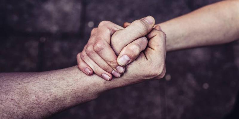 Suicidio Manos enlazadas a modo de ayuda / Pixabay