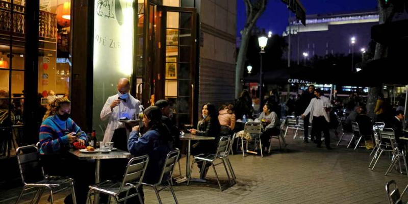 El puente de diciembre provoca el repunte en los casos Terraza de un bar/El Español