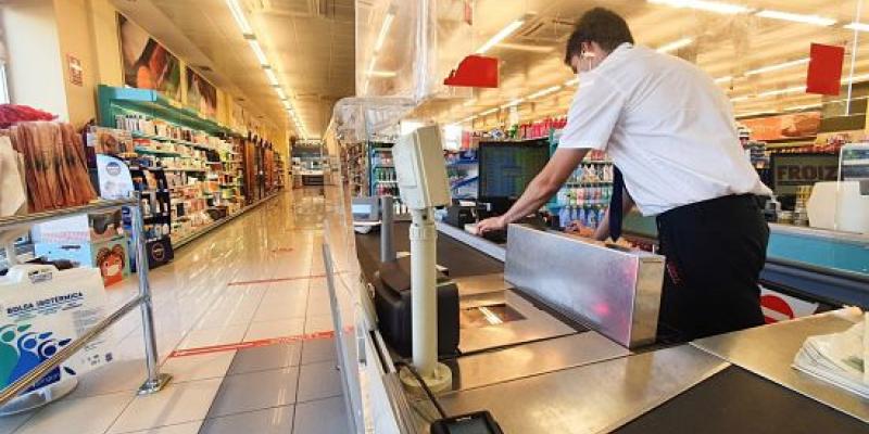 Imagen de un cajero de supermercado/El Diario El INE informa sobre la pequeña desescalada del IPC en febrero
