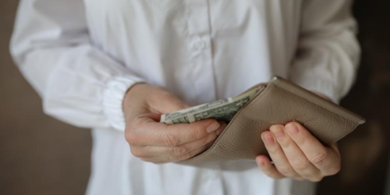 Pensiones de jubilación - Envato Elements Hombre con dinero